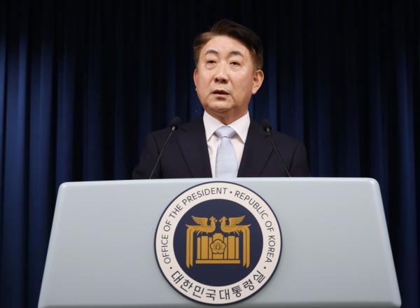 特别顾问李东官在被提名为韩国通信委员会新任主席后，向媒体发表讲话。(联合通讯社)